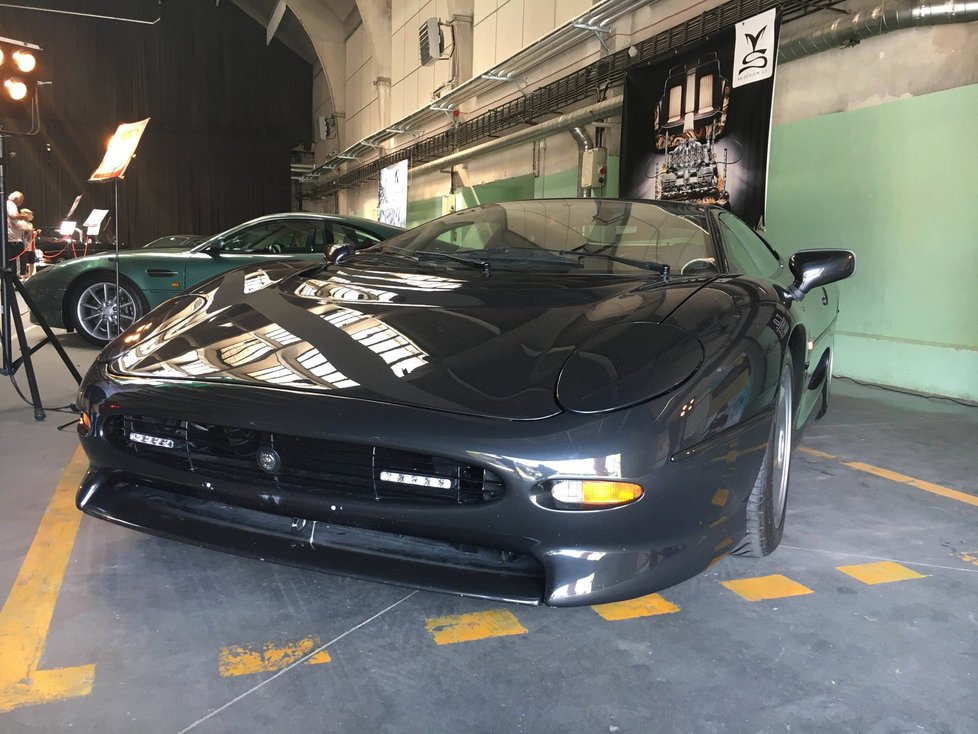 Jaguar XJ220 (1998).