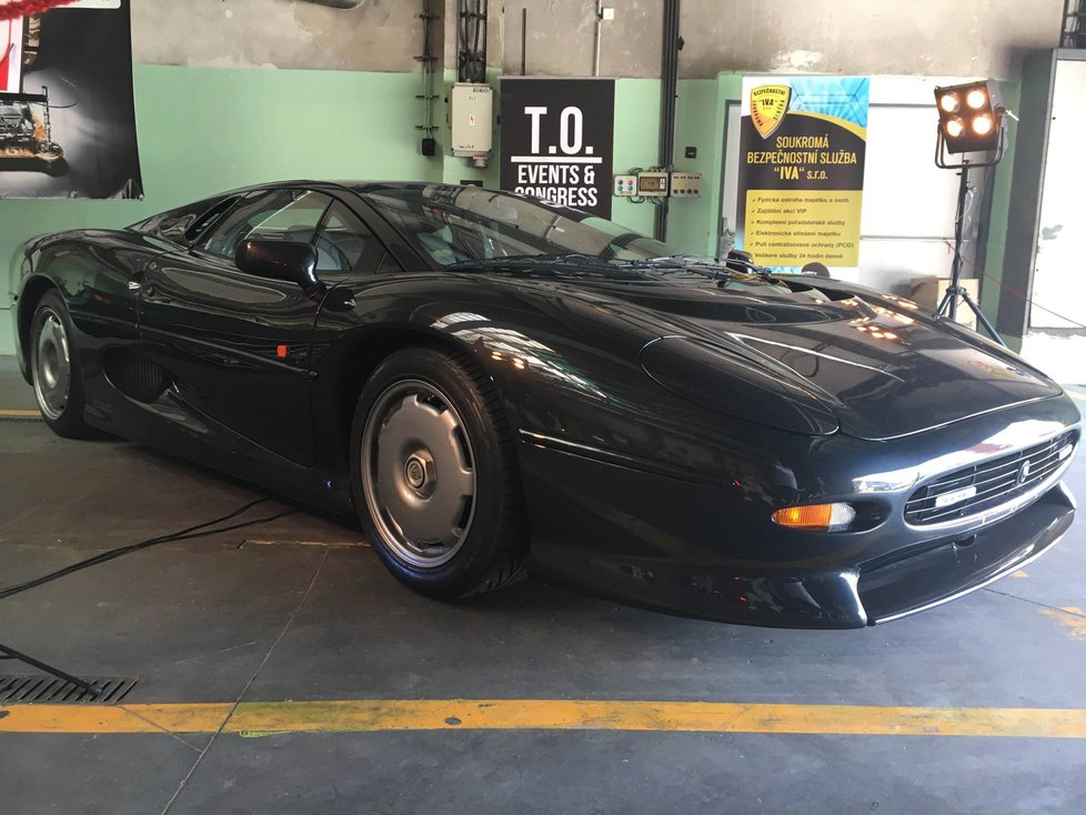 Jaguar XJ220 (1998).