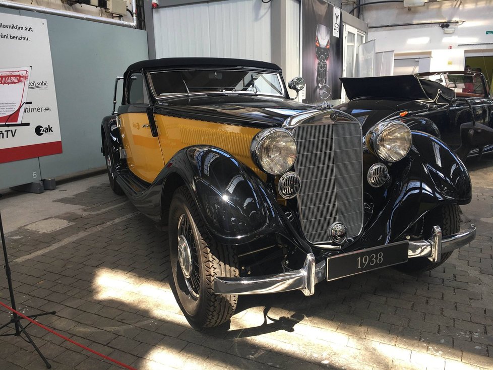 Mercedes Benz 320 model A Cabrio (1938).