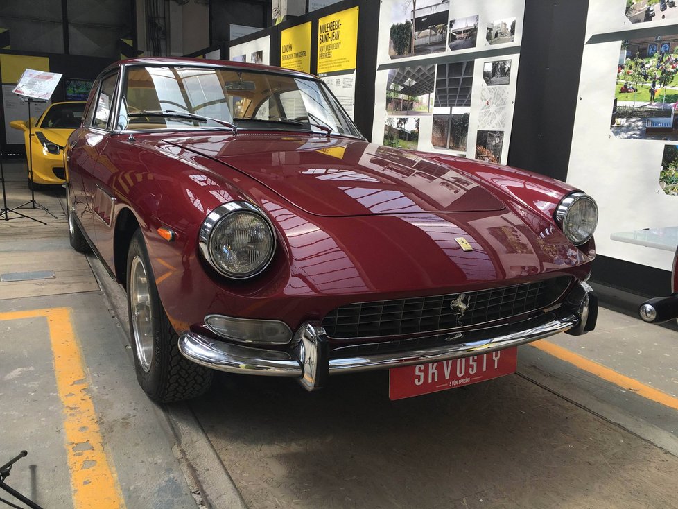 Ferrari 330 GT 2+2 (1966).