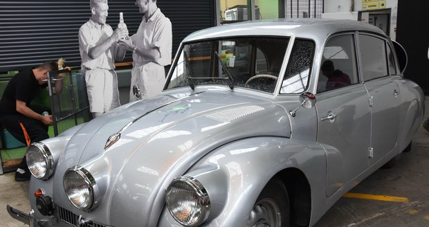 Tatra 87, z roku 1948, cena 5 miliónů Kč. Motor má objem 2960 kubických centimetrů a výkon 75 koní. Majitelem je Karel Valenta (66). V roce 2003 přijel s tímto autem do Plzně a tady se mu přímo na přední haupnu podepsal cestovatel Zikmund. O té doby mí jeho podpis na kapotě.