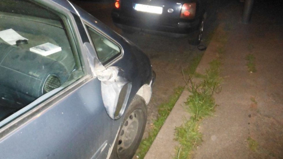 Mladík poničil 20 vozidel v Praze 4. Urazil jim zrcátka.