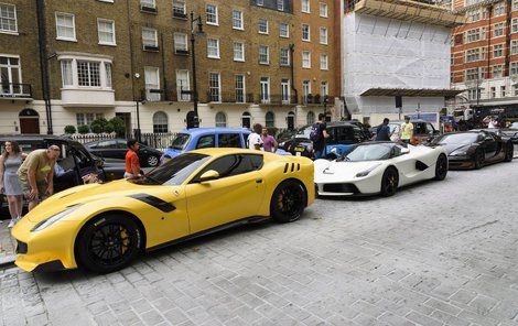 Tři krasavci zaparkovaní na londýnské ulici. Dvanáctiválec Ferrari F12TDF - Cena: 13 milionů Kč, Hybrid LaFerrari - Cena: 30 milionů Kč, Nejrychlejší Bugatti Veyron - Cena: 57 milionů Kč