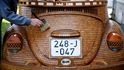 Bosenský důchodce Momir Bojič (71) miluje auta. Před lety se proto rozhodl sestrojit plně funkční automobil Volkswagen Brouk, ale udělal ho ze dřeva. Celkem na výrobu použil 50 tisíc dřevěných kousků.