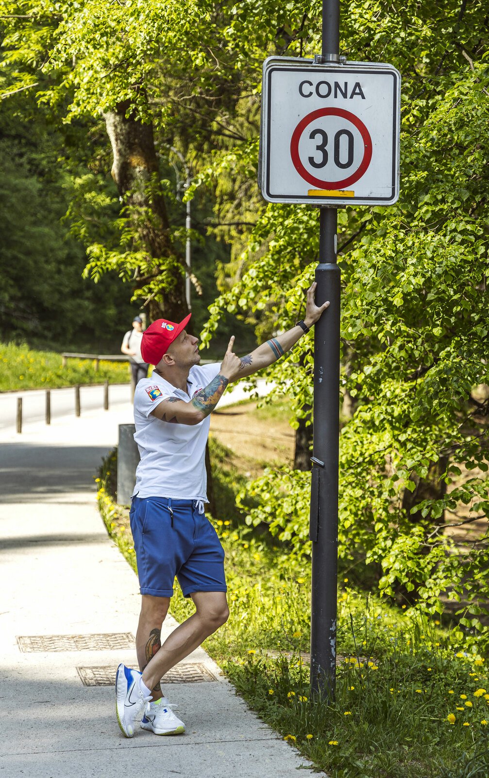 V blízkosti Bledského jezera platí zóna 30. Zvlášť pozor je zde třeba dát na neukázněné cyklisty na elektrokolech a též na osoby na elektrických koloběžkách.