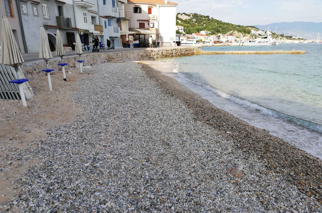 Městečko Baška na ostrově Krk je známé svou pláží a promenádou. Teď jsme tam byli skoro sami, jen pár dalších Čechů a Němců.