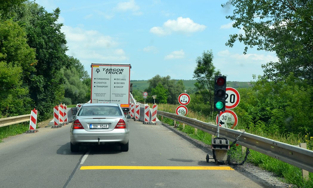 Na objízdné trase Nových Mlýnů stojí mostek, který během zelené vlny na semaforu nedovolí projet víc jen než pár autům