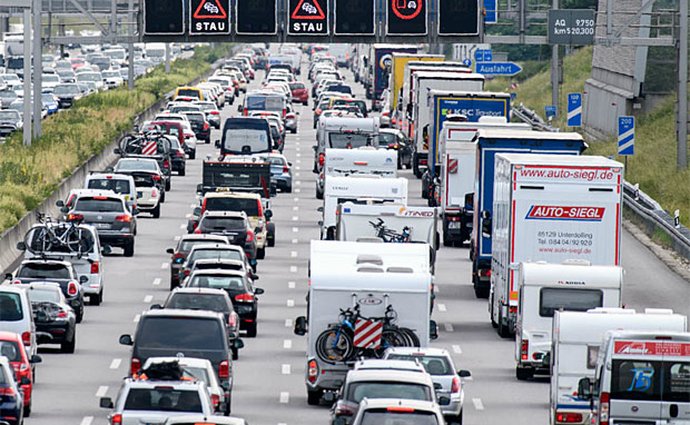 Řidiče cestující na jih o víkendu opět čeká řada komplikací