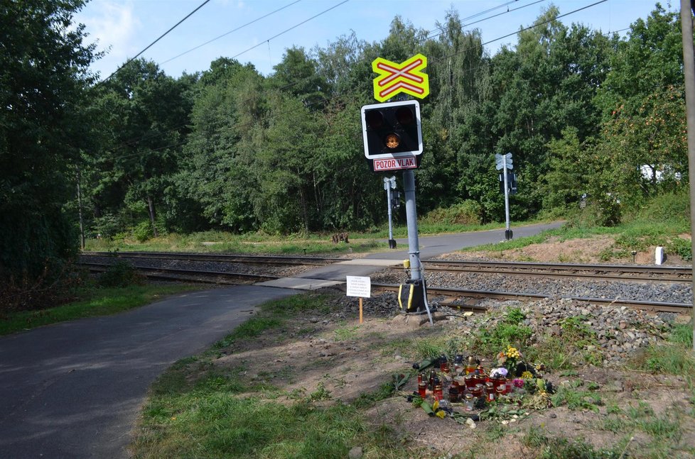 Chomutov – Svíčky připomínají tragédii, která se tu odehrála. Matka skočila i s autistickým synem pod vlak.