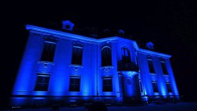 Kramářova vila v Praze se zbarvila modře jako symbol podpory pro lidi trpící autismem.
