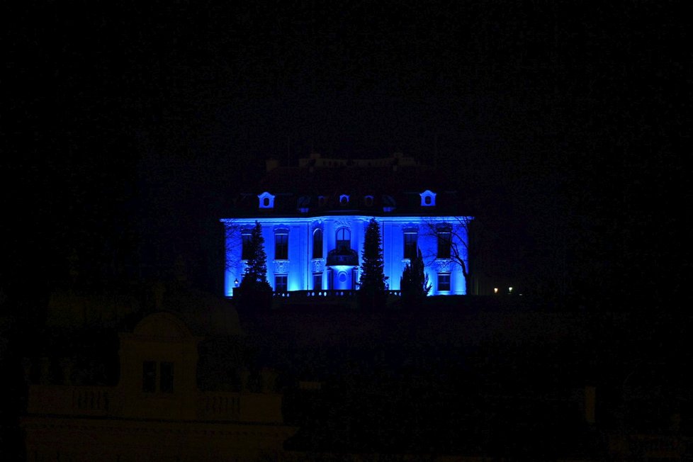 Kramářova vila v Praze se zbarvila modře jako symbol podpory pro lidi trpící autismem