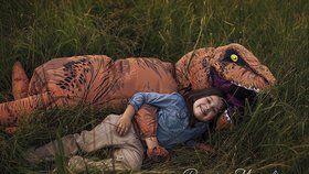 Malý Levi v obleku strašlivého dinosaura a jeho sestra