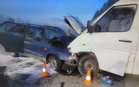 Po střetu zůstala škodovka »zapíchutá« v dodávce. 