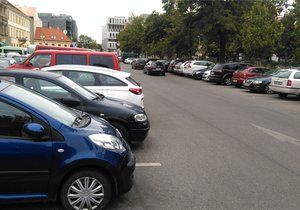Brňané by měli mít po zaplacení rezidentního parkování možnost zastavit kdekoliv ve městě, kromě historického centra. Navrhuje to Žít Brno. Ilustrační foto.