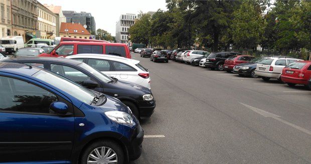 Parkování na Karlínském náměstí bude pro přespolní nově zpoplatněné.