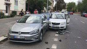 Řidič ve Vršovicích naboural dvě zaparkovaná auta.