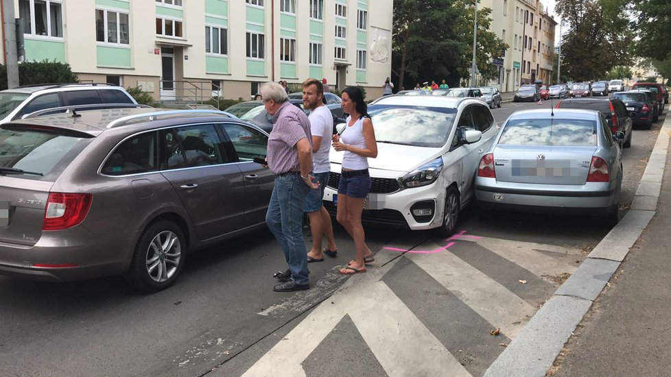 Řidič ve Vršovicích naboural dvě zaparkovaná auta.