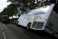 Na výlet už nedojeli: Autobus s 50 dětmi havaroval u Písku