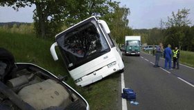 U Hlinska boural autobus plný malých dětí: Dva školáci skončili v nemocnici