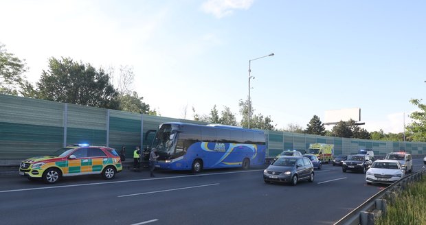 Nehoda autobusu a osobního automobilu omezila provoz na Jižní spojce směrem do centra Prahy. (2. června 2021)