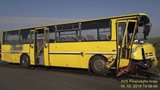 Srážka autobusu s osobákem u Klatov: Tři zranění skončili v nemocnici