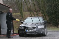 Skauti vyfasují kbelíky s vodou a umyjí řidičům skla: Chtějí peníze na boj s leukémií