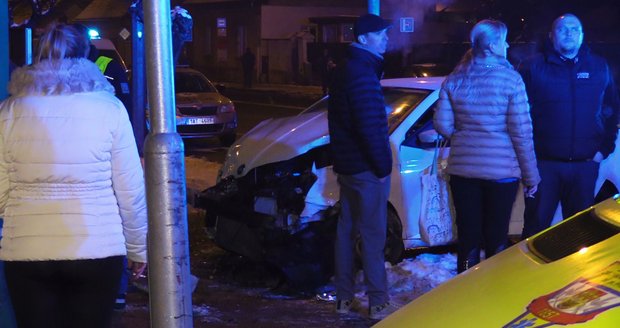 Opilý řidič v Kutnohorské ulici naboural autem do výlohy pizzerie.