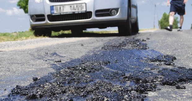 Tekoucí asfalt nedaleko Rožné na Žďársku se stává pastí pro automobily