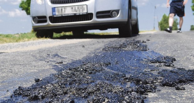 V běchovické ulici Do Říčan se bude pokládat nový asfaltový povrch. (ilusrační foto)