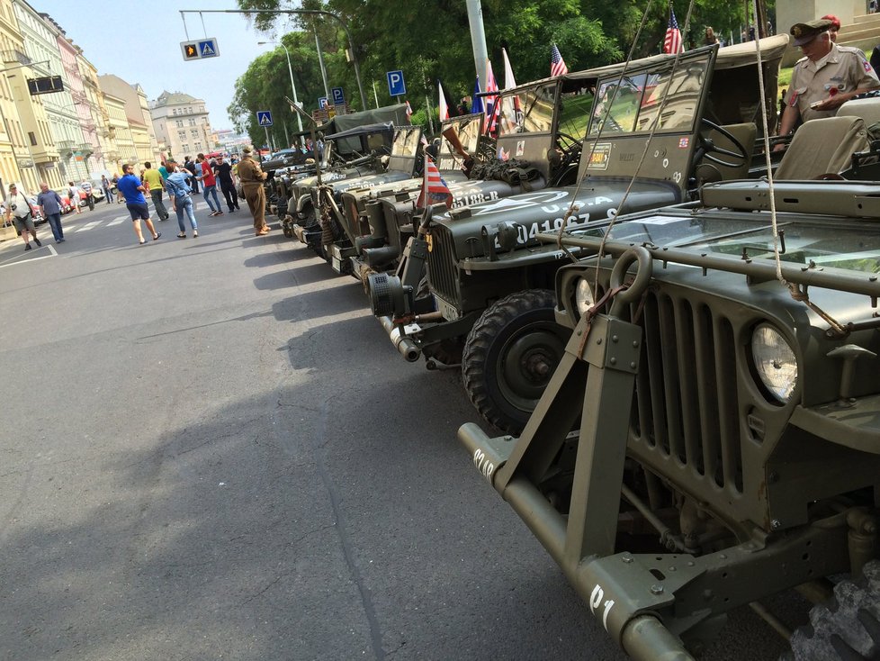 Autoklub slavil - armádní vozy se sešikovaly