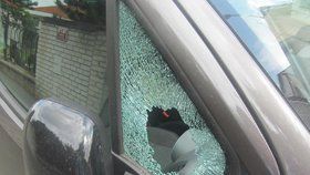 Odložená kabelka v autě zlákala zloděje na lesní cestě u Ochozu u Brna. Do auta se dostal poté, co rozbil sklo u sedadla spolujezdce. Ilustrační foto.