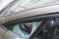 To je terno: Zloděj rozbil okénko u auta a sebral mikinu za padesát korun!