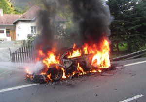 Na Zlínsku shořelo závodní auto, škoda je necelých šest milionů 