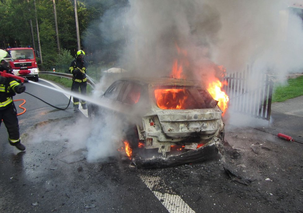 Na Zlínsku shořelo závodní auto, škoda je necelých šest milionů 