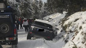Namáhat nohy k Vřesové studánce si nehodlal řidič osobáku. Po vjezdu na lyžařskou magistrálu v Jeseníkách ale zapadl.