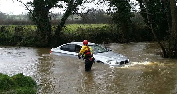 Řidič slepě důvěřoval navigaci, s BMW skončil v řece.