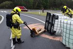 U dálničního sjezdu u Sulkova na Plzeňsku bouralo auto převážející louh.