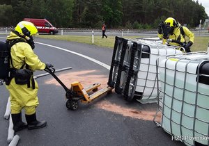 U dálničního sjezdu u Sulkova na Plzeňsku bouralo auto převážející louh.