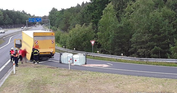 U dálničního sjezdu u Sulkova na Plzeňsku bouralo auto převážející louh.