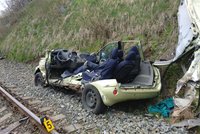 Tragédie v Klatovech: Vlak smetl na přejezdu auto, řidič zemřel