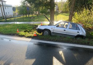 Řidička bez papírů na Domažlicku odešla od bouračky.