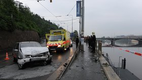 Kvůli manévrům jeřábu  museli policisté uzavřít dopravu v okolí nábřeží