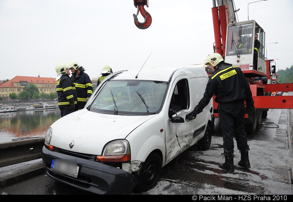 Hasičům se podařilo vytáhnout auto na břeh bez toho, aby vytekla nafta do vody