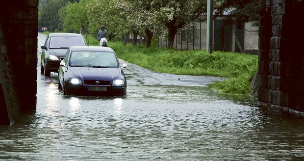 Železniční podjezd v Krnově zaplavila voda, přesto se ho někteří řidiči pokoušejí projet