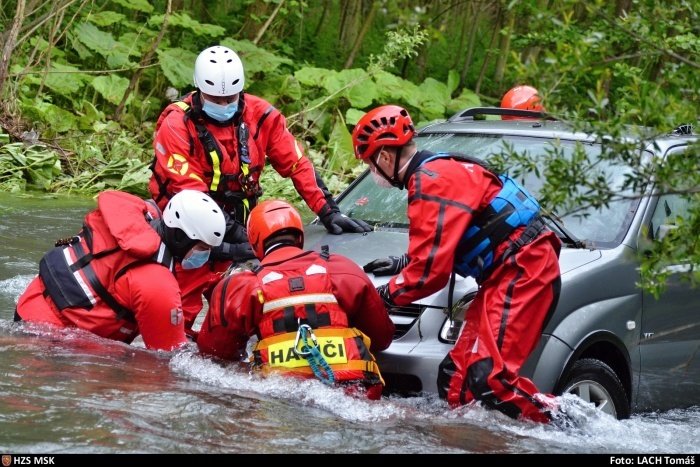 Hasiči zachraňovali osádku auta, které strhl proud Morávky. Řidič se snažil v Raškovicích přebrodit rozvodněnou řeku.