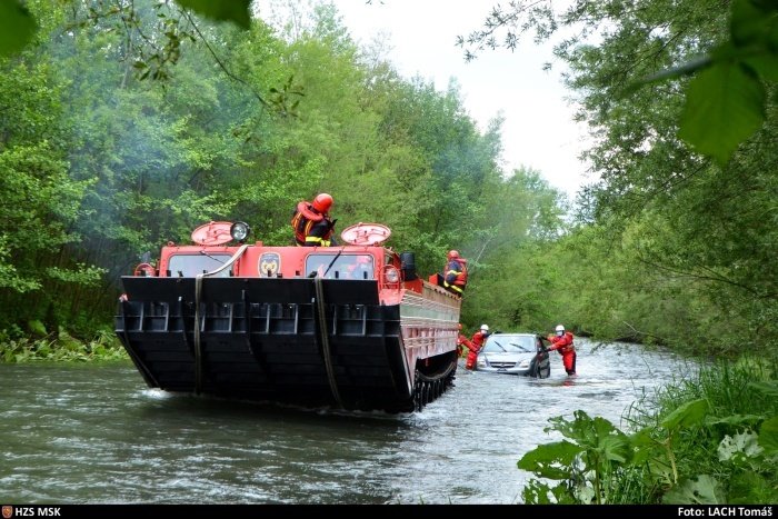 Hasiči zachraňovali osádku auta, které strhl proud Morávky. Řidič se snažil v Raškovicích přebrodit rozvodněnou řeku.