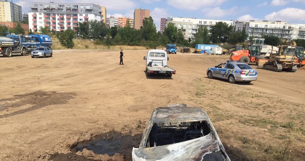 Muž z pomsty zapálil auto, které měli společně s manželkou dát dceři