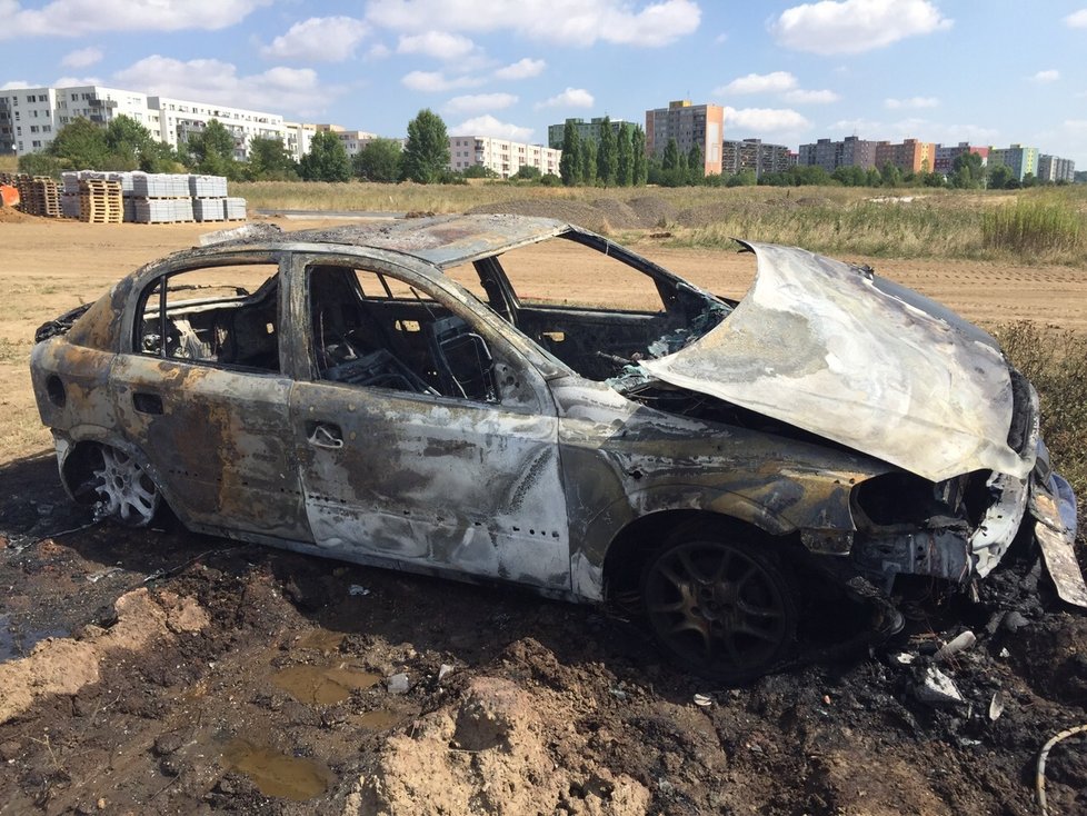 Muž z pomsty zapálil auto, které měli společně s manželkou dát dceři