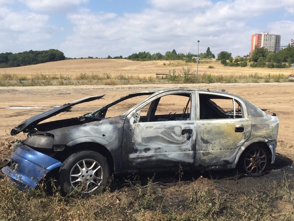 Muž z pomsty zapálil auto, které měli společně s manželkou dát dceři