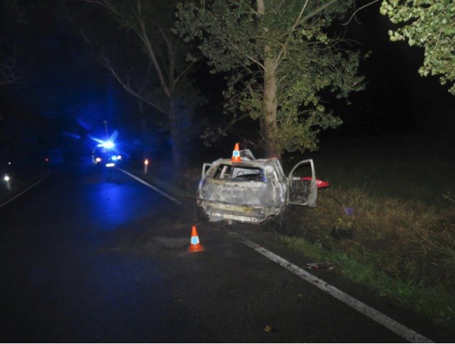 Vážná nehoda u Českých Budějovic. Mladík (19) boural do stromu, auto začalo krátce poté hořet.